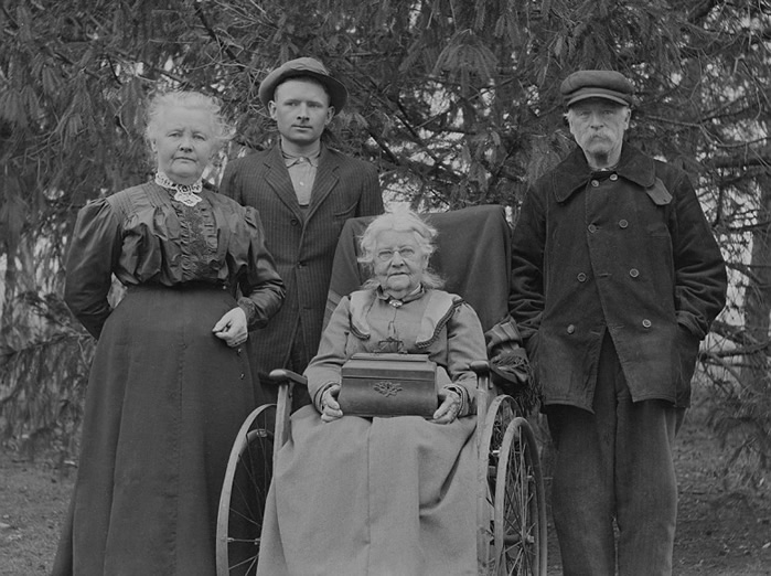 Flinders family with Jane (Armour) Wilson's Tea Chest